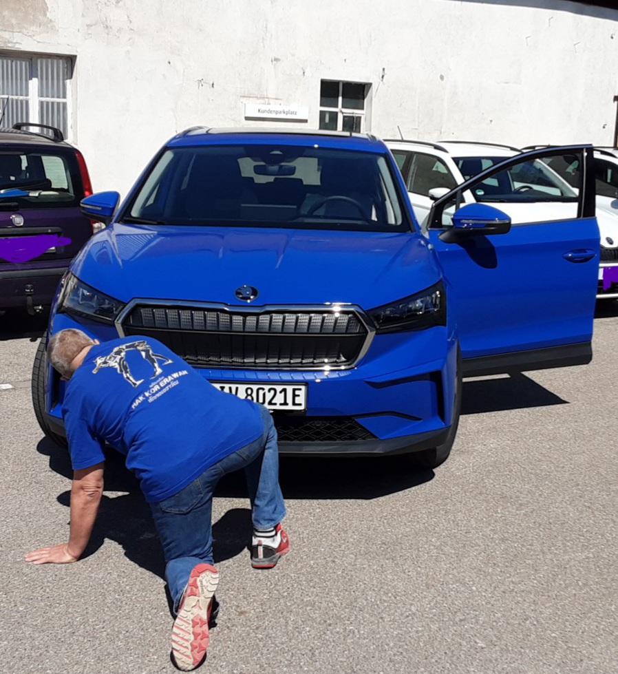 weisungsgemäß im blauen Shirt abgeholt