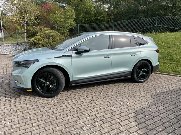 ... nun habe ich ihn ein ganzes Jahr - im Laufe der Zeit ein Wenig individualisiert...  (hier waren die Felgen frisch)