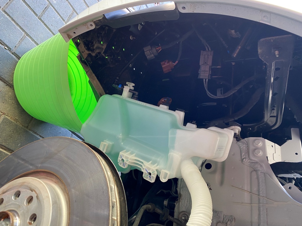 Scheibenwasserbehälter demontiert