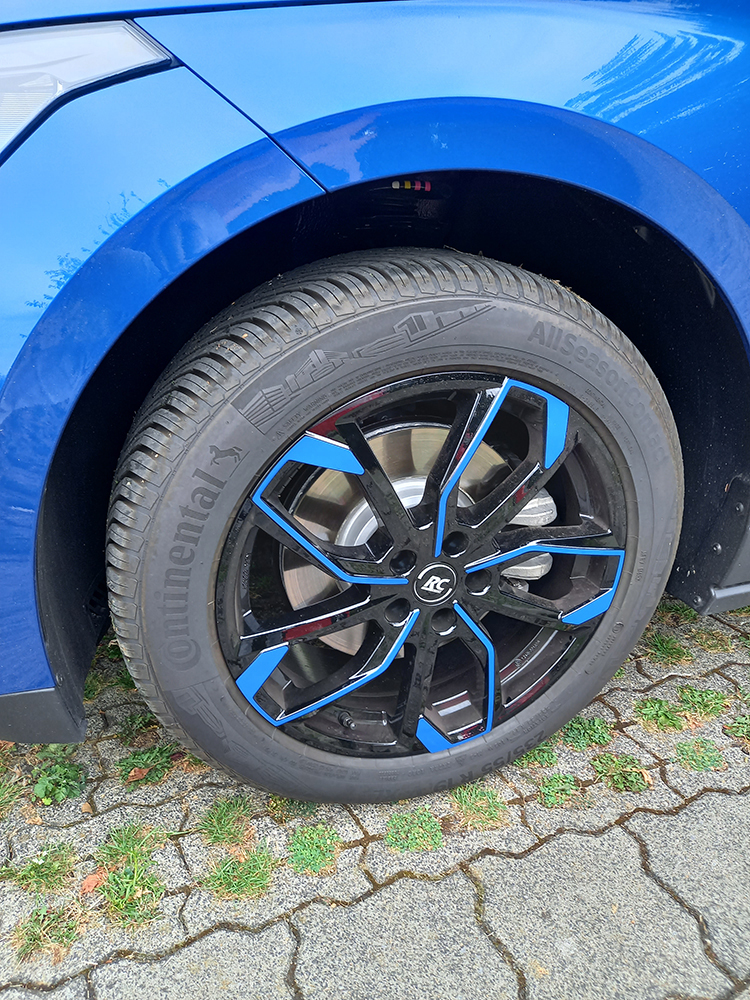 Enyaq iV50 mit Conti AllSeasonContact auf schwarzen 19" Brock RC-Design RC34 mit Folierung in Blau