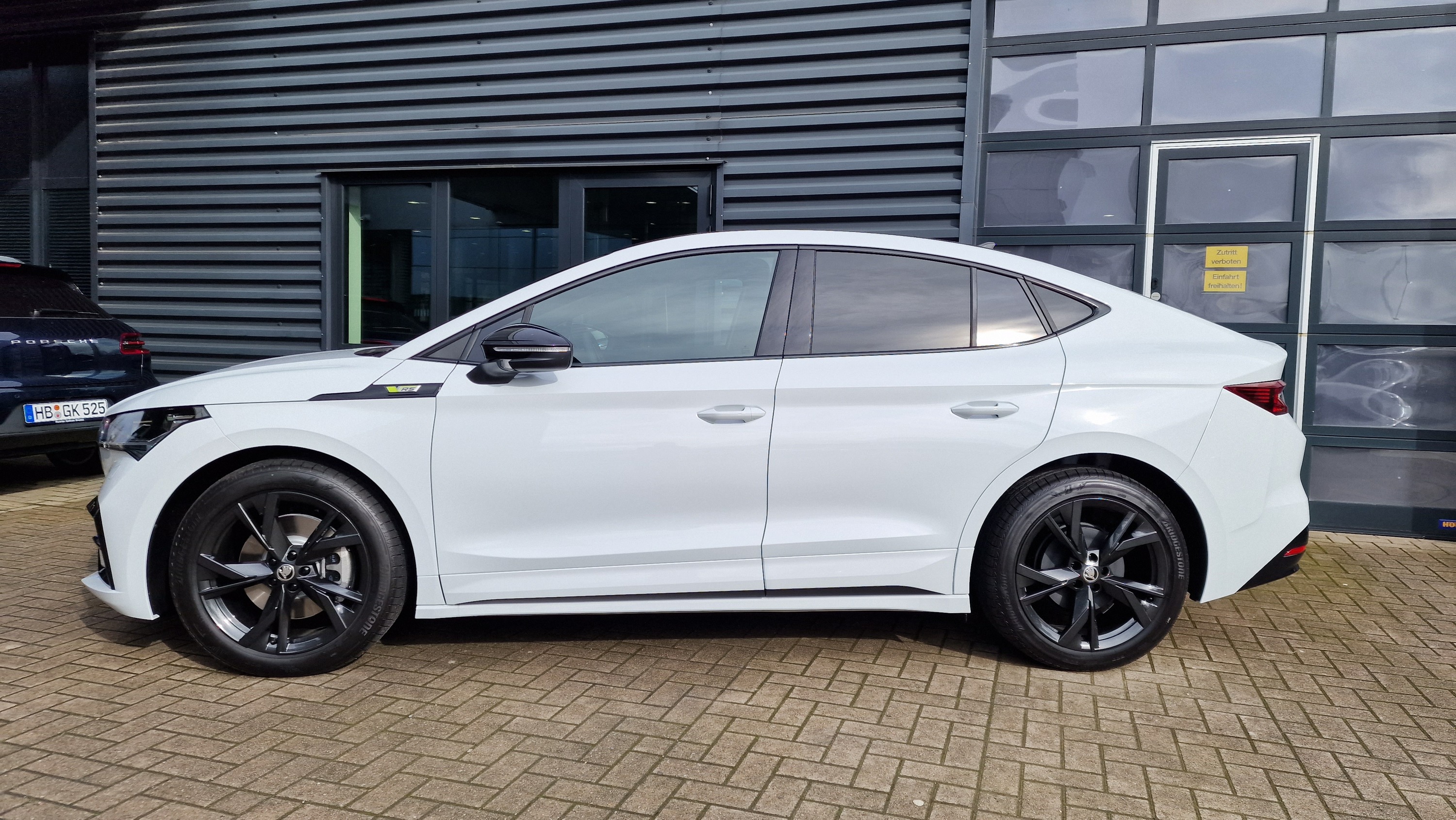 Weiß mit schwarzen Applikationen = besser geht´s nicht ) Skoda Enyaq iV Forum Skoda Enyaq