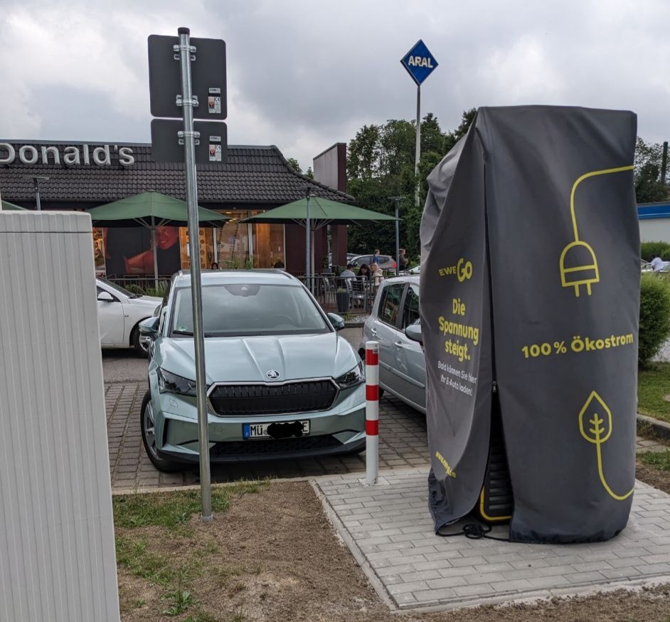 Nur mein Fahrzeug an einer noch verhüllten Ladesäule