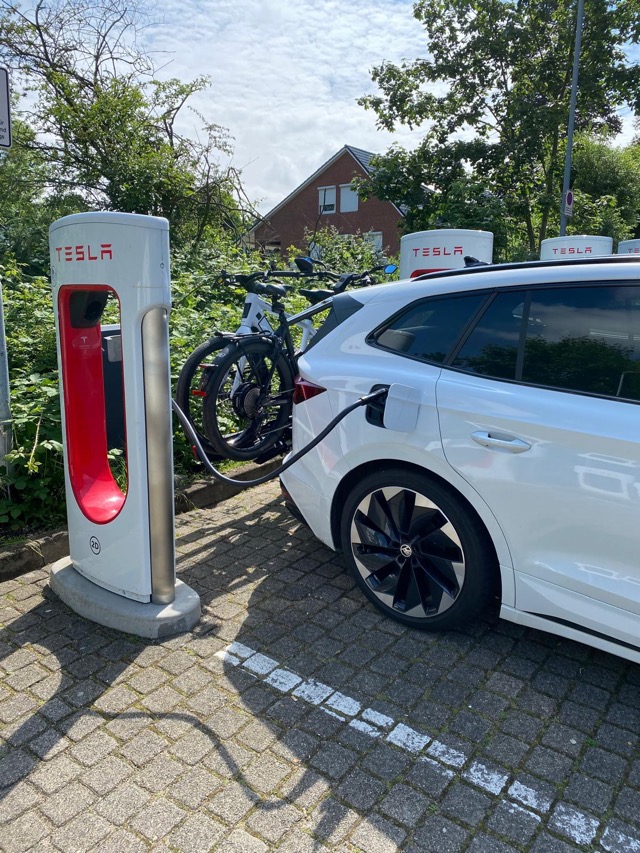Erster Stop an Tesla Station in Hamburg