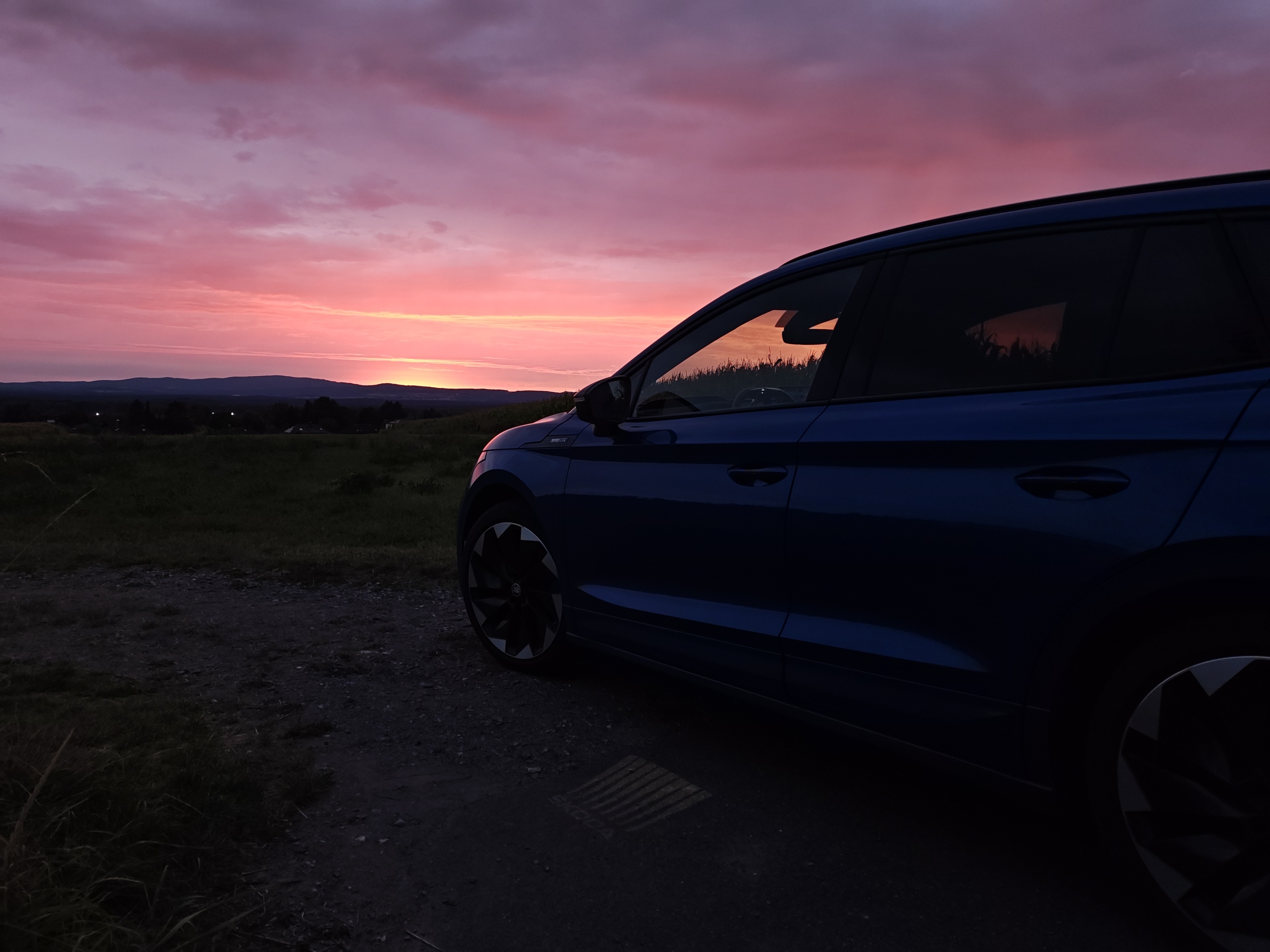 Kitschiger Sonnenuntergang mit Enyaq