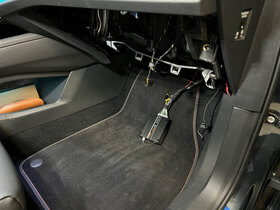 Hinter dem Handschuhfach