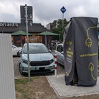 Nur mein Fahrzeug an einer noch verhüllten Ladesäule