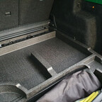 Kofferraum unter dem Ladeboden