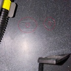 Kennzeichnung für die Bohrungen/Aussparung